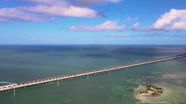 Big Pine Key 'deki 77 Mil Köprüsü üzerindeki hava manzarası, Florida Keys Denizaşırı Heritage Trail, Florida Keys için bir ulaşım koridoru görevi gören bir bisiklet ve yaya kaynağıdır. Key Largo ile Key West arasındaki ABD Otoyolu 1.
