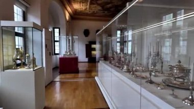 Maximilian Müzesi Güzel gümüş eşyalar, Augsburg kuyumcularının eserleri Rönesans 'tan Gümüş Kasa' daki Biedermeier dönemine kadar, aralarında koleksiyoncu ve patron Kurt Viermetz 'in mirasından kalan gümüş nesneler de var. Gümüş Kasa olarak bilinen sergi