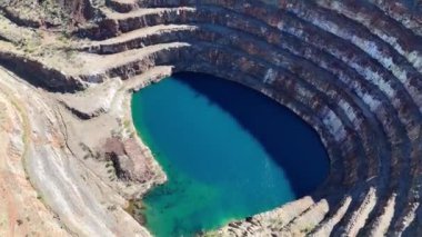 Mary Kathleen Uranyum Madeni 'nin hava görüntüsü. Mary Kathleen açık kesim uranyum madeni, 1956 ve 1963 yılları arasında ve 1975 ve 1982 yılları arasında tekrar çalıştı. Avustralya 'nın en eski madenlerinden biri olan milyonlarca ton uranyum cevheri üretti.. 