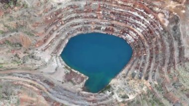 Mary Kathleen Uranyum Madeni 'nin hava görüntüsü. Mary Kathleen açık kesim uranyum madeni, 1956 ve 1963 yılları arasında ve 1975 ve 1982 yılları arasında tekrar çalıştı. Avustralya 'nın en eski madenlerinden biri olan milyonlarca ton uranyum cevheri üretti.. 