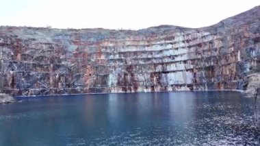 Mary Kathleen açık kesim uranyum madeni, 1956 ve 1963 yılları arasında ve 1975 ve 1982 yılları arasında tekrar çalıştı. Avustralya 'nın en eski madenlerinden biri olan milyonlarca ton uranyum cevheri üretti.