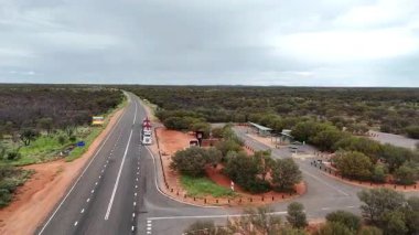 Güney Avustralya 'ya hoş geldiniz tabelası, Güney Avustralya ile kuzeydeki bölge arasındaki sınırda Stuart Otobanı' nda görüldü.