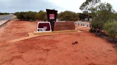 Güney Avustralya 'ya hoş geldiniz tabelası, Güney Avustralya ile kuzeydeki bölge arasındaki sınırda Stuart Otobanı' nda görüldü.