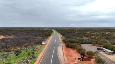 Güney Avustralya 'ya hoş geldiniz tabelası, Güney Avustralya ile kuzeydeki bölge arasındaki sınırda Stuart Otobanı' nda görüldü.