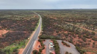 Güney Avustralya 'ya hoş geldiniz tabelası, Güney Avustralya ile kuzeydeki bölge arasındaki sınırda Stuart Otobanı' nda görüldü.