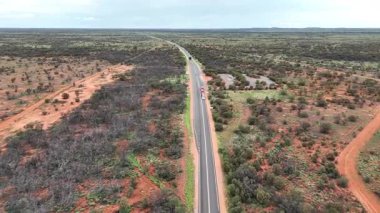 Güney Avustralya 'ya hoş geldiniz tabelası, Güney Avustralya ile kuzeydeki bölge arasındaki sınırda Stuart Otobanı' nda görüldü.