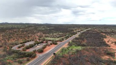 Kuzey Toprakları tabelasına hoş geldiniz tabelası Güney Avustralya ile Kuzey Bölgesi sınırındaki Stuart Otoyolu 'nda görüldü.