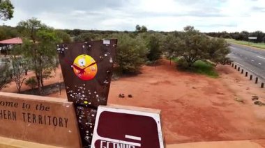 Kuzey Toprakları tabelasına hoş geldiniz tabelası Güney Avustralya ile Kuzey Bölgesi sınırındaki Stuart Otoyolu 'nda görüldü.