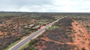 Kuzey Toprakları tabelasına hoş geldiniz tabelası Güney Avustralya ile Kuzey Bölgesi sınırındaki Stuart Otoyolu 'nda görüldü.