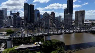 Brisbane Nehri 'nin Hikaye Köprüsü' ndeki havadan görüntüsü. Hikaye Köprüsü Brisbane Nehri boyunca uzanan, miras listesindeki çelik kantilever köprüdür. Avustralya 'daki en uzun kantilever köprüdür.. 