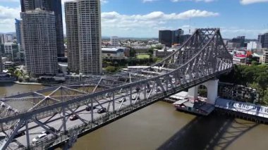 Brisbane Nehri 'nin Hikaye Köprüsü' ndeki havadan görüntüsü. Hikaye Köprüsü Brisbane Nehri boyunca uzanan, miras listesindeki çelik kantilever köprüdür. Avustralya 'daki en uzun kantilever köprüdür.. 