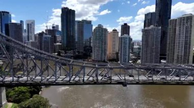 Brisbane Nehri 'nin Hikaye Köprüsü' ndeki havadan görüntüsü. Hikaye Köprüsü Brisbane Nehri boyunca uzanan, miras listesindeki çelik kantilever köprüdür. Avustralya 'daki en uzun kantilever köprüdür.. 