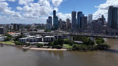 Brisbane Nehri 'nin Hikaye Köprüsü' ndeki havadan görüntüsü. Hikaye Köprüsü Brisbane Nehri boyunca uzanan, miras listesindeki çelik kantilever köprüdür. Avustralya 'daki en uzun kantilever köprüdür.. 