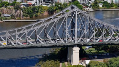 Brisbane Nehri 'nin Hikaye Köprüsü' ndeki havadan görüntüsü. Hikaye Köprüsü Brisbane Nehri boyunca uzanan, miras listesindeki çelik kantilever köprüdür. Avustralya 'daki en uzun kantilever köprüdür.. 