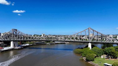 Brisbane Nehri 'nin Hikaye Köprüsü' ndeki havadan görüntüsü. Hikaye Köprüsü Brisbane Nehri boyunca uzanan, miras listesindeki çelik kantilever köprüdür. Avustralya 'daki en uzun kantilever köprüdür.. 