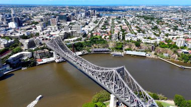 Brisbane Nehri 'nin Hikaye Köprüsü' ndeki havadan görüntüsü. Hikaye Köprüsü Brisbane Nehri boyunca uzanan, miras listesindeki çelik kantilever köprüdür. Avustralya 'daki en uzun kantilever köprüdür.. 