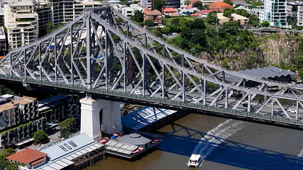 Brisbane Nehri 'nin Hikaye Köprüsü' ndeki havadan görüntüsü. Hikaye Köprüsü Brisbane Nehri boyunca uzanan, miras listesindeki çelik kantilever köprüdür. Avustralya 'daki en uzun kantilever köprüdür.. 