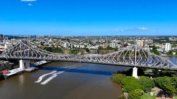 Brisbane Nehri 'nin Hikaye Köprüsü' ndeki havadan görüntüsü. Hikaye Köprüsü Brisbane Nehri boyunca uzanan, miras listesindeki çelik kantilever köprüdür. Avustralya 'daki en uzun kantilever köprüdür.. 