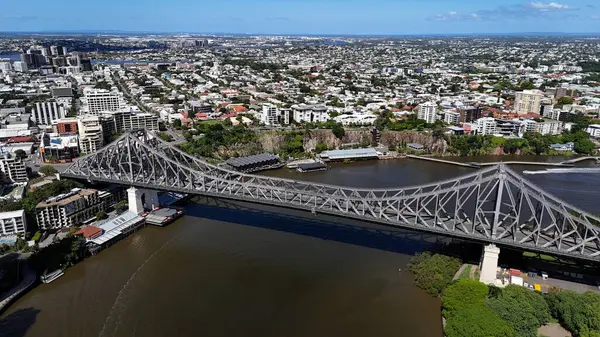 Brisbane Nehri 'nin Hikaye Köprüsü' ndeki havadan görüntüsü. Hikaye Köprüsü Brisbane Nehri boyunca uzanan, miras listesindeki çelik kantilever köprüdür. Avustralya 'daki en uzun kantilever köprüdür.. 