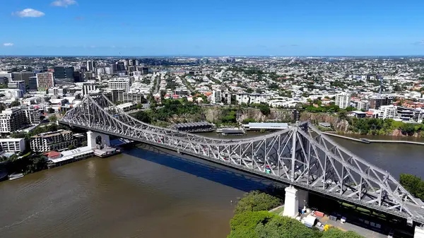 Brisbane Nehri 'nin Hikaye Köprüsü' ndeki havadan görüntüsü. Hikaye Köprüsü Brisbane Nehri boyunca uzanan, miras listesindeki çelik kantilever köprüdür. Avustralya 'daki en uzun kantilever köprüdür.. 