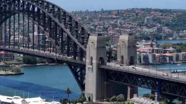 Sidney Limanı olarak bilinen Jackson Limanı, Sydney Limanı 'nın sularından oluşur, Orta Liman, Kuzey Limanı. Sydney Limanı Köprüsü gezegendeki en büyük çelik kemer köprüsü. 