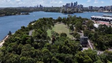Sidney Limanı olarak bilinen Jackson Limanı, Sydney Limanı 'nın sularından oluşur, Orta Liman, Kuzey Limanı. Sydney Limanı Köprüsü gezegendeki en büyük çelik kemer köprüsü. 