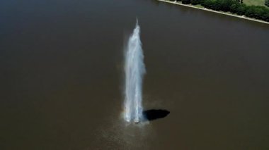 Burley Griffin Gölü kıyısındaki Hava Kaptanı James Cook Anıtı, Su Jeti ve Küre 'yi de içine alan, Kaptan James Cook' un Avustralya 'nın doğu sahilini ilk kez iki yüzüncü kez görmesi anısına hükümet tarafından inşa edildi..