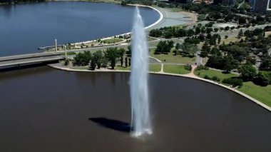 Burley Griffin Gölü kıyısındaki Hava Kaptanı James Cook Anıtı, Su Jeti ve Küre 'yi de içine alan, Kaptan James Cook' un Avustralya 'nın doğu sahilini ilk kez iki yüzüncü kez görmesi anısına hükümet tarafından inşa edildi..