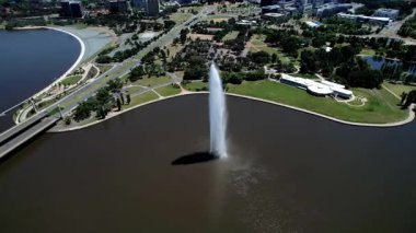 Burley Griffin Gölü kıyısındaki Hava Kaptanı James Cook Anıtı, Su Jeti ve Küre 'yi de içine alan, Kaptan James Cook' un Avustralya 'nın doğu sahilini ilk kez iki yüzüncü kez görmesi anısına hükümet tarafından inşa edildi..