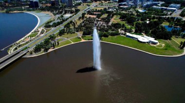 Kaptan Cook Anıtı, Su Jeti ve Küre 'yi de içine alan, Kaptan James Cook' un Avustralya 'nın doğu kıyısındaki ilk görülüşünü anmak için Cumhuriyet Hükümeti tarafından inşa edildi..