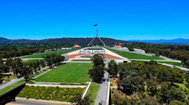 Güneşli bir günde Avustralya 'nın başkenti Canberra' daki Avustralya Parlamento Binası 'nın insansız hava aracı görüntüsü