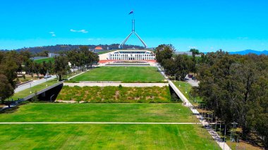 Güneşli bir günde Avustralya 'nın başkenti Canberra' daki Avustralya Parlamento Binası 'nın insansız hava aracı görüntüsü