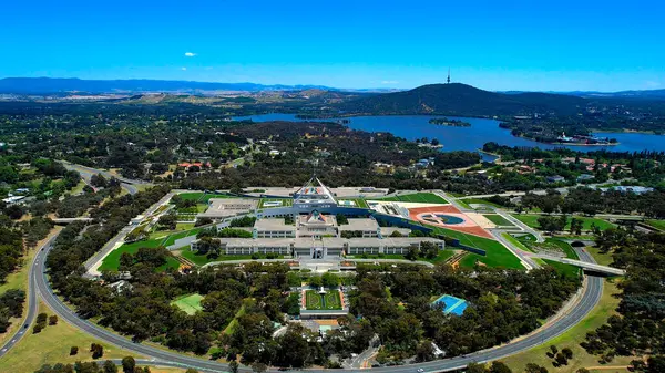Güneşli bir günde Avustralya 'nın başkenti Canberra' daki Avustralya Parlamento Binası 'nın insansız hava aracı görüntüsü
