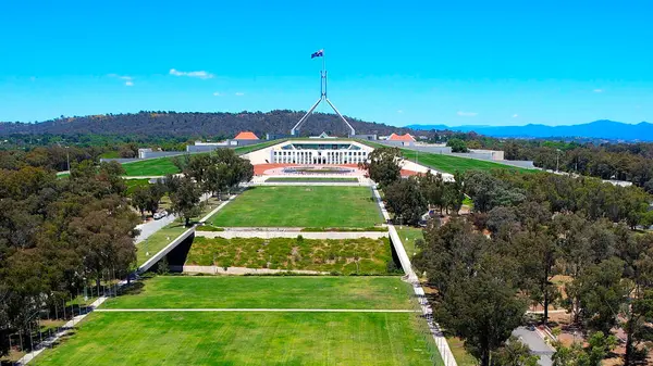 Güneşli bir günde Avustralya 'nın başkenti Canberra' daki Avustralya Parlamento Binası 'nın insansız hava aracı görüntüsü