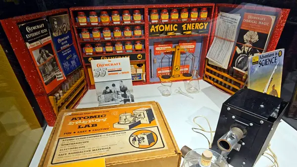 Ulusal Nükleer Bilim Müzesi Atom Çağı oyuncakları zamanlarını ve kültürlerini yansıtıyor. Atom Çağı Manhattan Projesi ile doğdu. Atomik temalı oyuncaklar atom bombasının icadından birkaç hafta sonra ortaya çıktı.