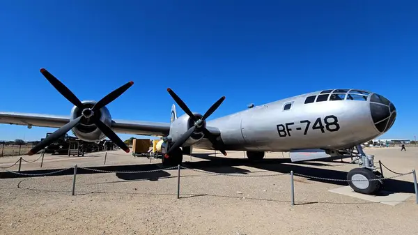 Albuquerque, ABD - 10. 23.2023: B-29 Ulusal Nükleer Bilim Müzesi 'nde Şişman Adam Bomba Kutusu ve Taşımacılık Konteynırı ile birlikte. B-29 bombardıman uçağı, Şişman Adam 'ın nükleer silahını Japon şehri Nagasaki' ye attı.. 