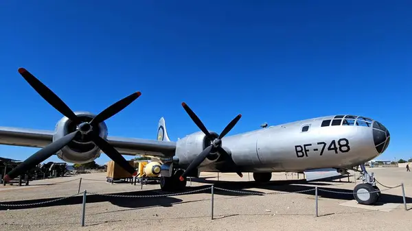 Albuquerque, ABD - 10. 23.2023: B-29 Ulusal Nükleer Bilim Müzesi 'nde Şişman Adam Bomba Kutusu ve Taşımacılık Konteynırı ile birlikte. B-29 bombardıman uçağı, Şişman Adam 'ın nükleer silahını Japon şehri Nagasaki' ye attı.. 