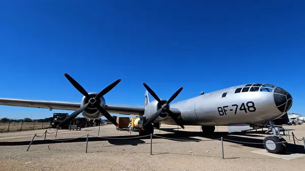 Albuquerque, ABD - 10. 23.2023: B-29 Ulusal Nükleer Bilim Müzesi 'nde Şişman Adam Bomba Kutusu ve Taşımacılık Konteynırı ile birlikte. B-29 bombardıman uçağı, Şişman Adam 'ın nükleer silahını Japon şehri Nagasaki' ye attı.. 