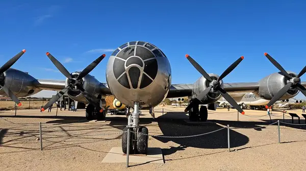 Albuquerque, ABD - 10. 23.2023: B-29 Ulusal Nükleer Bilim Müzesi 'nde Şişman Adam Bomba Kutusu ve Taşımacılık Konteynırı ile birlikte. B-29 bombardıman uçağı, Şişman Adam 'ın nükleer silahını Japon şehri Nagasaki' ye attı.. 