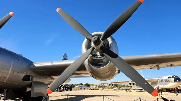 Albuquerque, ABD - 10. 23.2023: B-29 Ulusal Nükleer Bilim Müzesi 'nde Şişman Adam Bomba Kutusu ve Taşımacılık Konteynırı ile birlikte. B-29 bombardıman uçağı, Şişman Adam 'ın nükleer silahını Japon şehri Nagasaki' ye attı.. 
