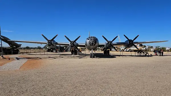 Albuquerque, ABD - 10. 23.2023: B-29 Ulusal Nükleer Bilim Müzesi 'nde Şişman Adam Bomba Kutusu ve Taşımacılık Konteynırı ile birlikte. B-29 bombardıman uçağı, Şişman Adam 'ın nükleer silahını Japon şehri Nagasaki' ye attı.. 