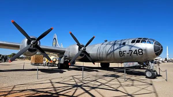Albuquerque, ABD - 10. 23.2023: B-29 Ulusal Nükleer Bilim Müzesi 'nde Şişman Adam Bomba Kutusu ve Taşımacılık Konteynırı ile birlikte. B-29 bombardıman uçağı, Şişman Adam 'ın nükleer silahını Japon şehri Nagasaki' ye attı.. 