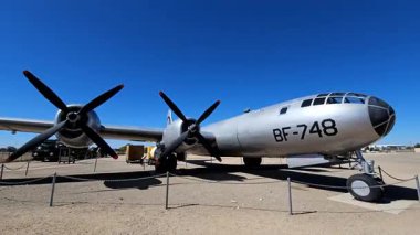 Albuquerque, ABD - 10. 23.2023: B-29 Ulusal Nükleer Bilim Müzesi 'nde Şişman Adam Bomba Kutusu ve Taşımacılık Konteynırı ile birlikte. B-29 bombardıman uçağı, Şişman Adam 'ın nükleer silahını Japon şehri Nagasaki' ye attı..