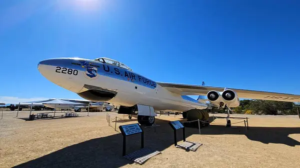 Boeing B-47 Stratojet. Ulusal Nükleer Bilim ve Tarih Müzesi. B-47 Stratojet, yüksek ses altı hızda uçmak üzere tasarlanmış 6 motorlu, turbo jet motorlu bir Amerikan bombardıman uçağı.