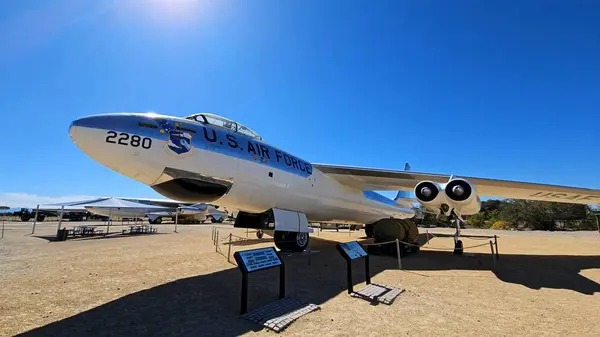 Boeing B-47 Stratojet. Ulusal Nükleer Bilim ve Tarih Müzesi. B-47 Stratojet, yüksek ses altı hızda uçmak üzere tasarlanmış 6 motorlu, turbo jet motorlu bir Amerikan bombardıman uçağı.
