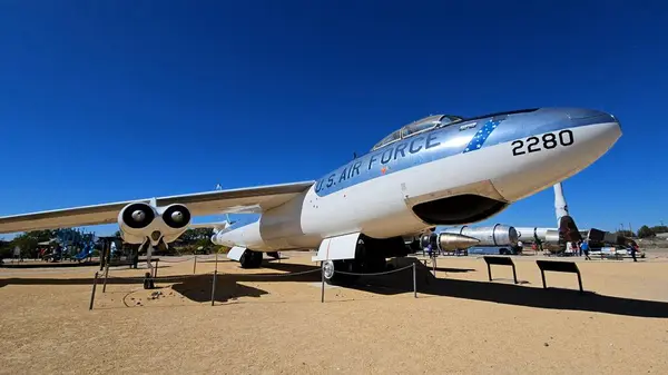 Boeing B-47 Stratojet. Ulusal Nükleer Bilim ve Tarih Müzesi. B-47 Stratojet, yüksek ses altı hızda uçmak üzere tasarlanmış 6 motorlu, turbo jet motorlu bir Amerikan bombardıman uçağı.