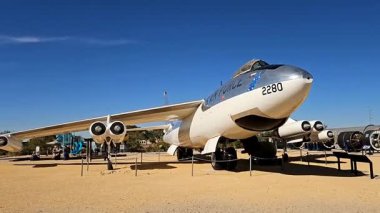 Boeing B-47 Stratojet. Ulusal Nükleer Bilim ve Tarih Müzesi. B-47 Stratojet, yüksek ses altı hızda uçmak üzere tasarlanmış 6 motorlu, turbo jet motorlu bir Amerikan bombardıman uçağı.