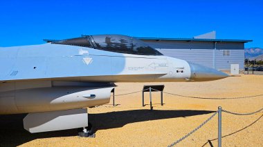 F-16 Falcon 'la savaşıyor. Ulusal Nükleer Bilim ve Tarih Müzesi. New Mexico Hava Milli Muhafız Teşkilatı. F-16 kompakt, çok rollü bir savaş uçağıdır.