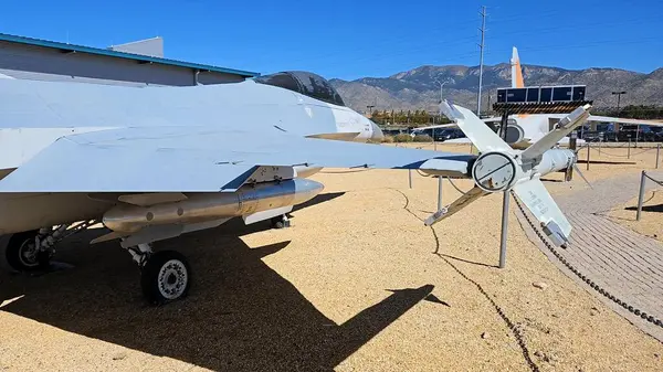 F-16 Falcon 'la savaşıyor. Ulusal Nükleer Bilim ve Tarih Müzesi. New Mexico Hava Milli Muhafız Teşkilatı. F-16 kompakt, çok rollü bir savaş uçağıdır.