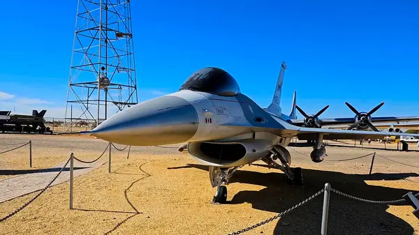 F-16 Falcon 'la savaşıyor. Ulusal Nükleer Bilim ve Tarih Müzesi. New Mexico Hava Milli Muhafız Teşkilatı. F-16 kompakt, çok rollü bir savaş uçağıdır.